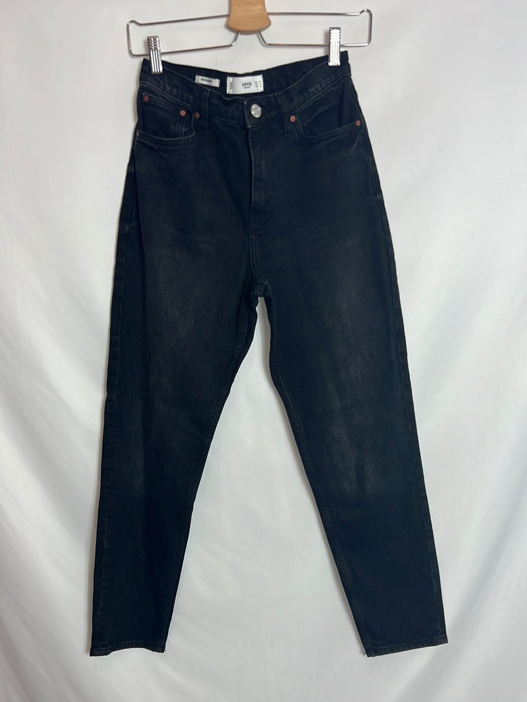 ZARA. Pantalón denim estilo boyfriend negro. T 36