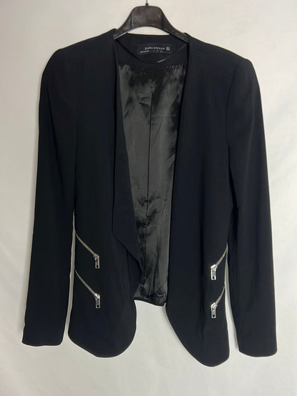 ZARA. Blazer negra asimétrica cremalleras. T M
