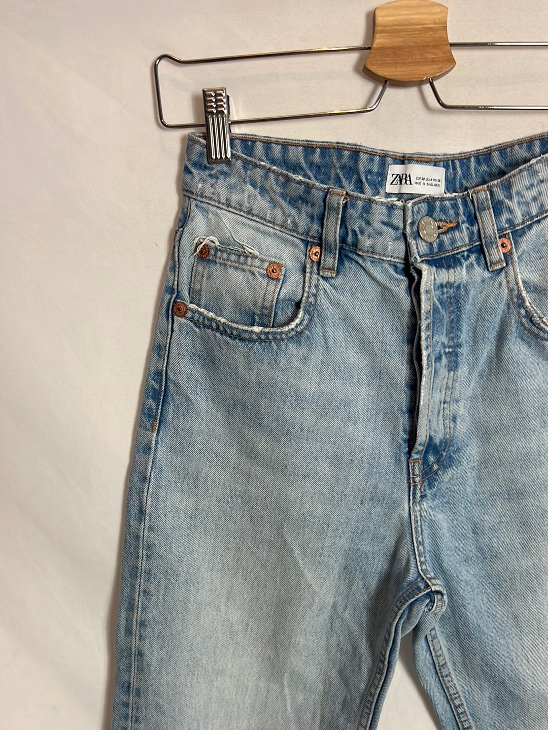 ZARA. Denim estilo mom fit abotonado. T 36
