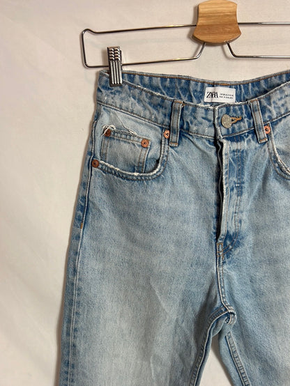 ZARA. Denim estilo mom fit abotonado. T 36
