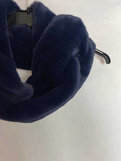 OTRAS. Cuello azul marino. TU