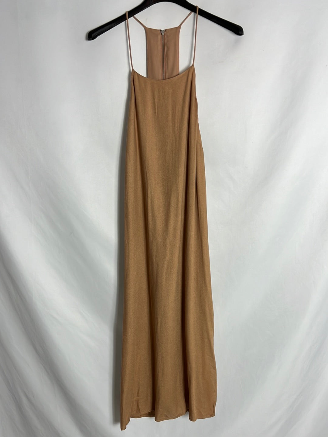 FOREVER 21. Vestido midi color nude cuello halter. T M