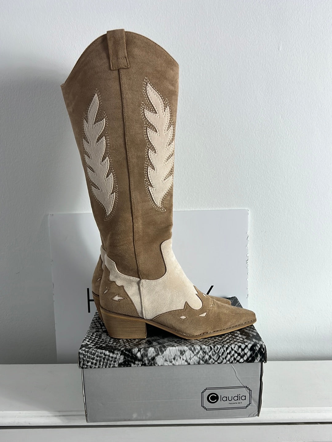 CLAUDIA. Two-tone cowboy-style high boots. Size 38
