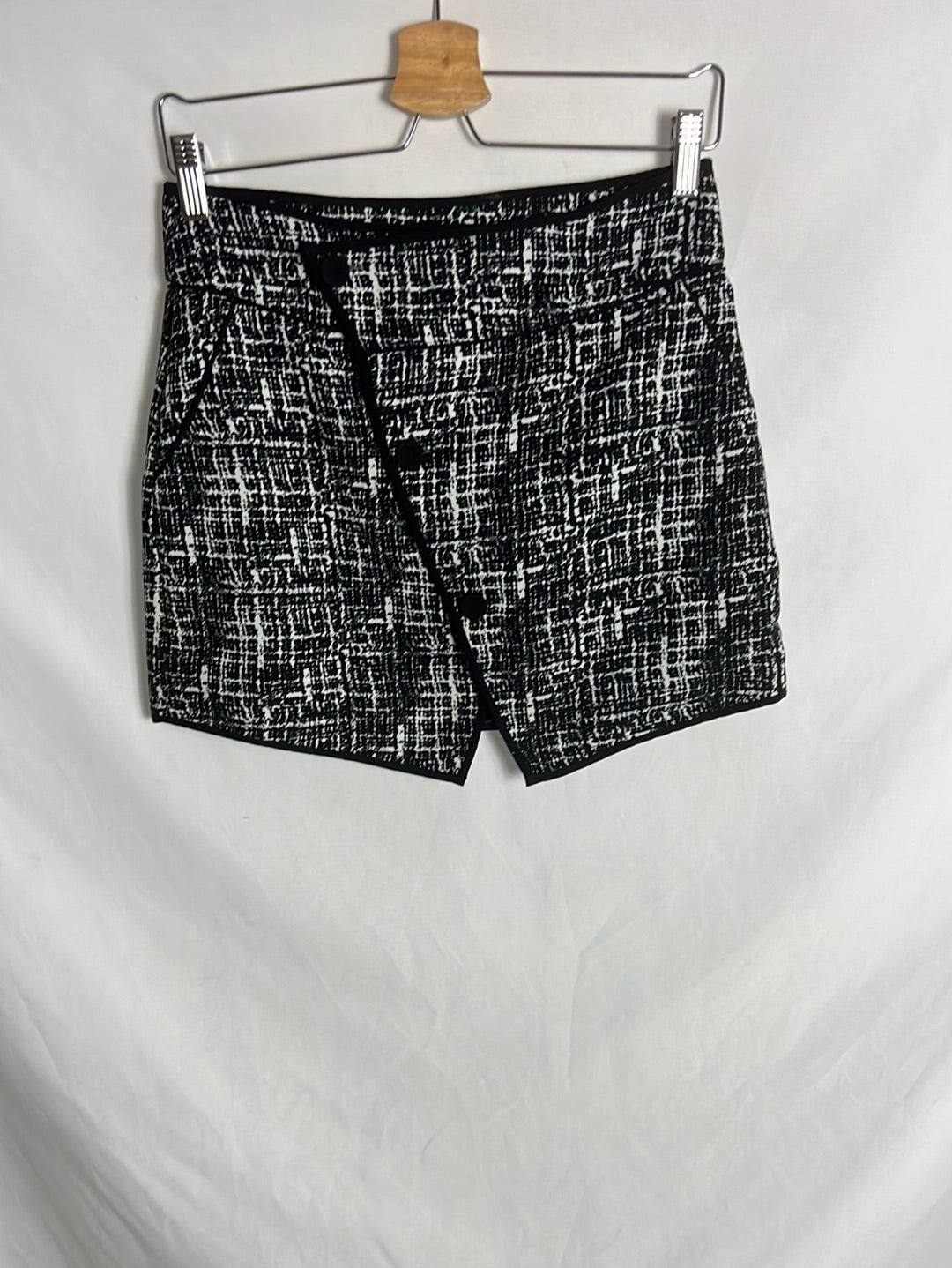 SUNCOO. Black and white button-down short skirt. TS