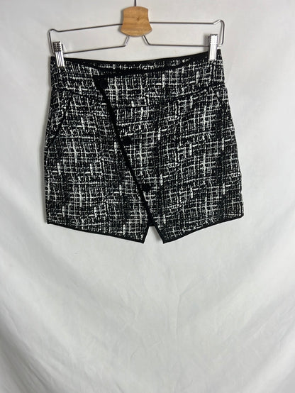 SUNCOO. Black and white button-down short skirt. TS