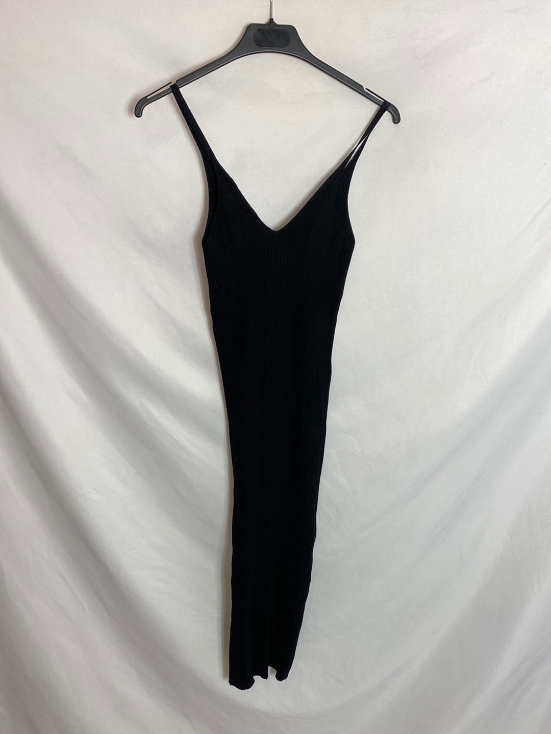 BERSHKA. Vestido canalé midi negro. T.S