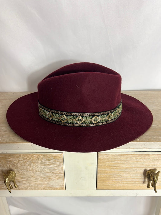 OTHERS. Burgundy hat with border. TM