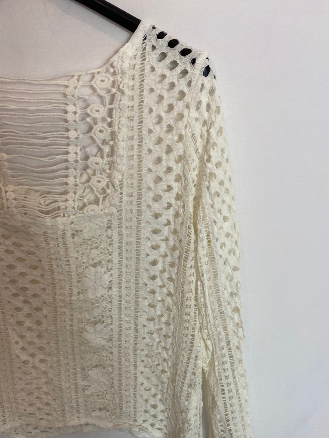 OTHERS. Long-sleeved lace t-shirt. TS