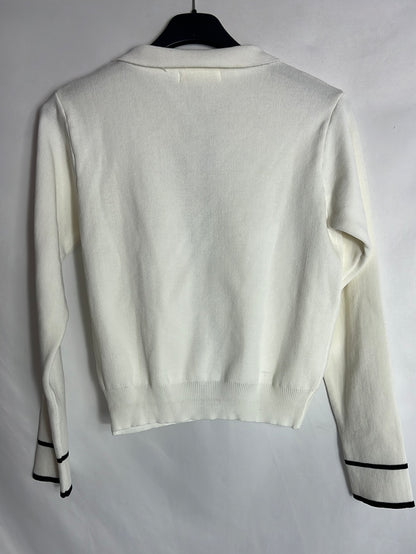 CARLOTA&amp;CO. White knit jacket with button detail. TM/L