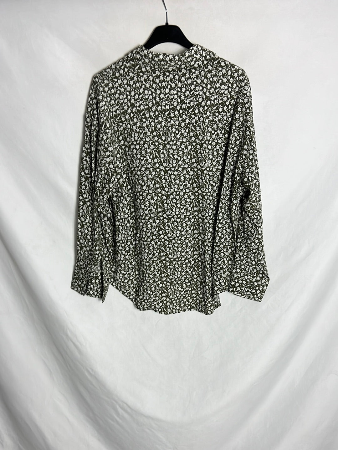 MANGO. Blusa verde flores mini blancas. T s