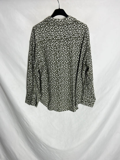 MANGO. Blusa verde flores mini blancas. T s