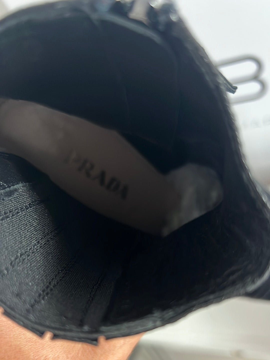 PRADA. Botines negros piel. T 37