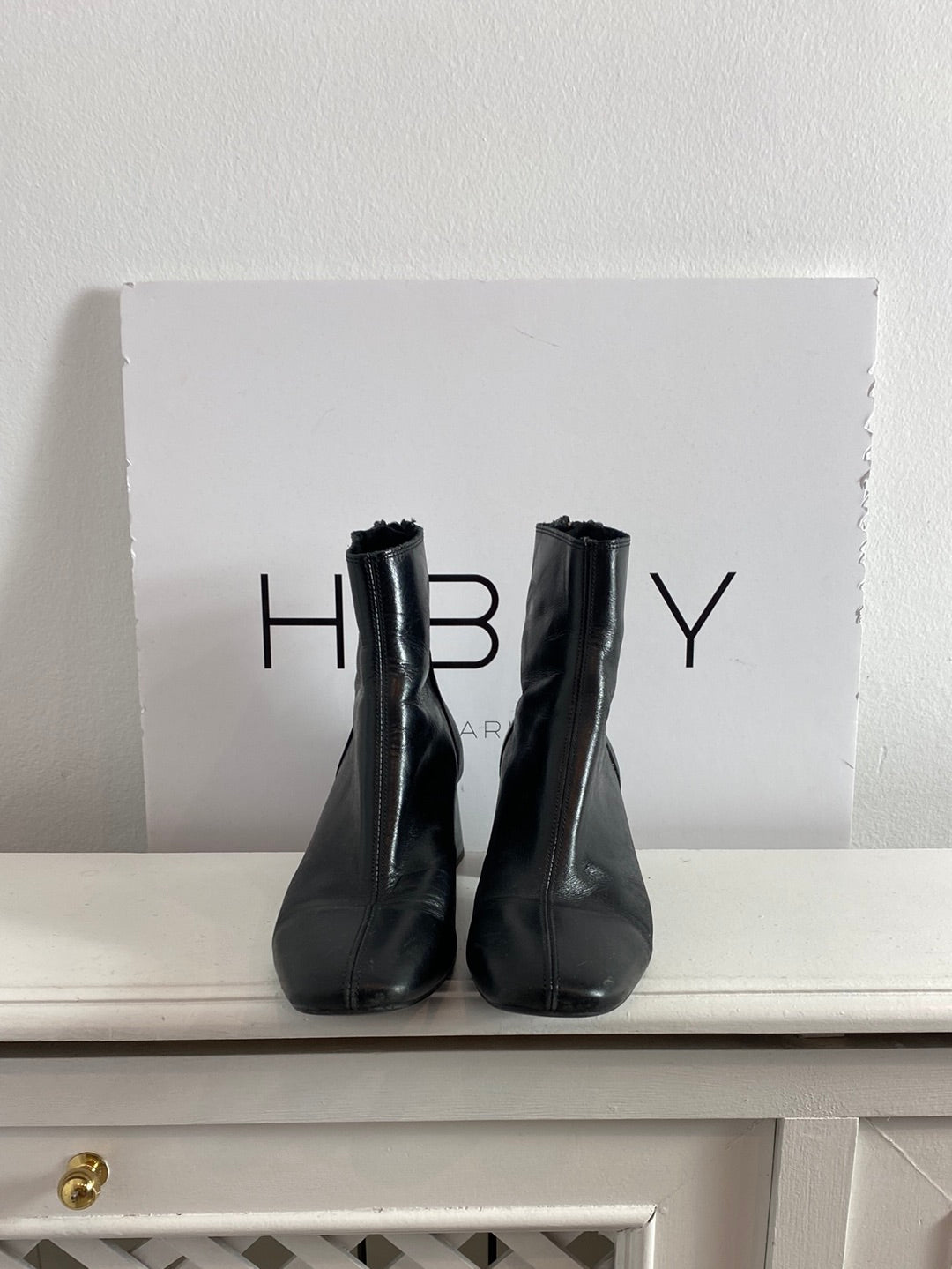 MANGO. Botines polipiel negros. T.38