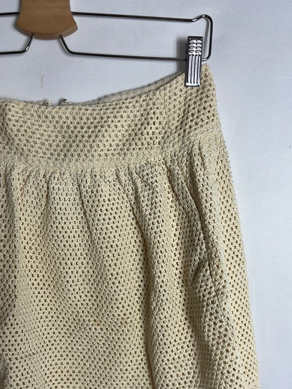 ZARA. Falda corta crochet beige. T XS