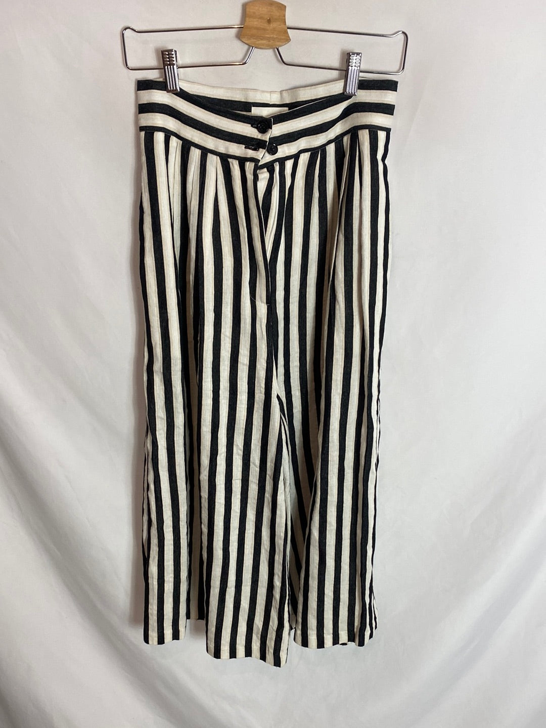 H&amp;M. Striped fluid culottes. Size 36