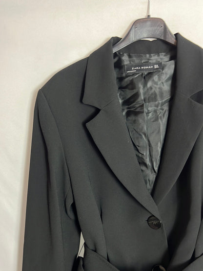ZARA. Blazer negra larga cinturón. T S