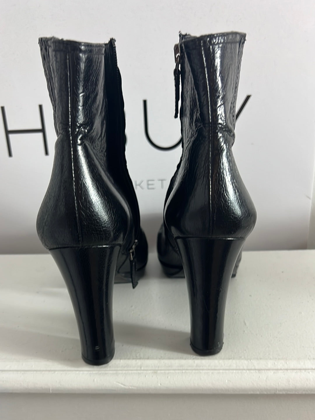 PRADA. Botines negros piel. T 37