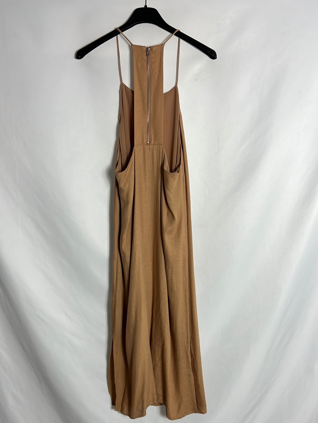 FOREVER 21. Vestido midi color nude cuello halter. T M