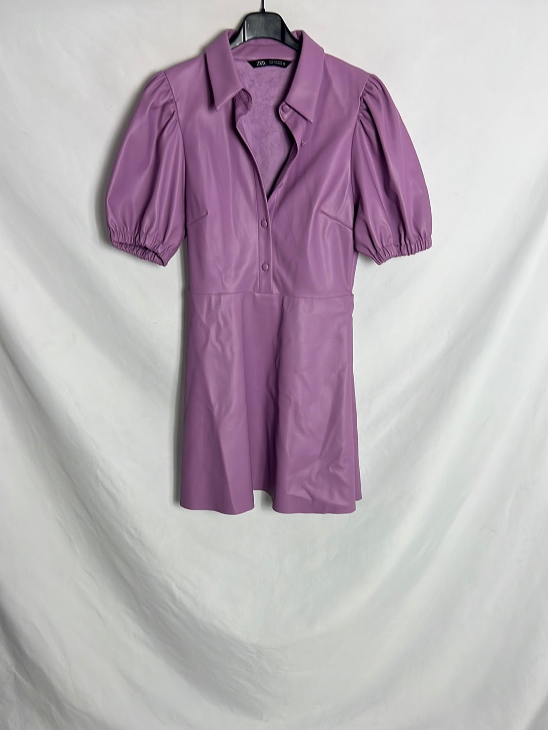 ZARA. Vestido corto efecto piel morado. T S