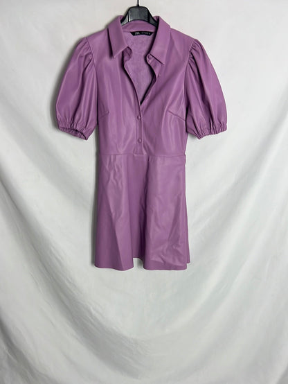 ZARA. Vestido corto efecto piel morado. T S