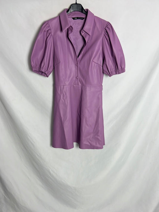 ZARA. Vestido corto efecto piel morado. T S