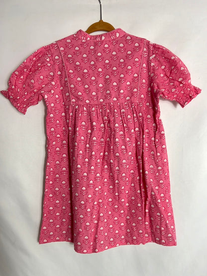 NÍCOLI. Vestido rosa flores blancas. T 6 años