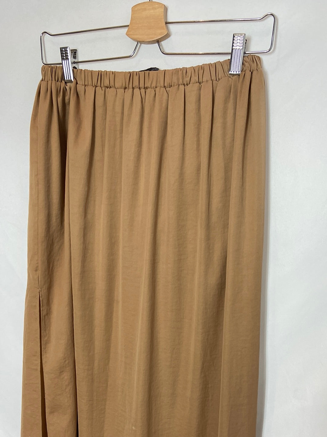 ZARA. Camel satin skirt, size XS