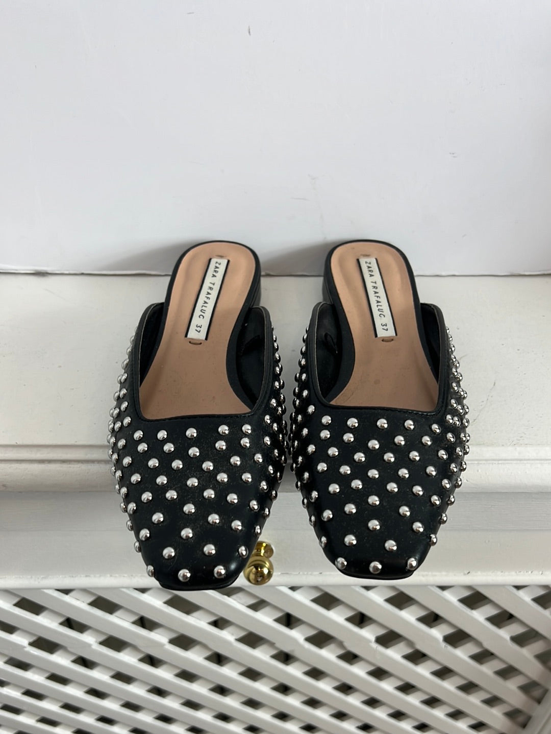 ZARA. Mules tachuelas negras T.37
