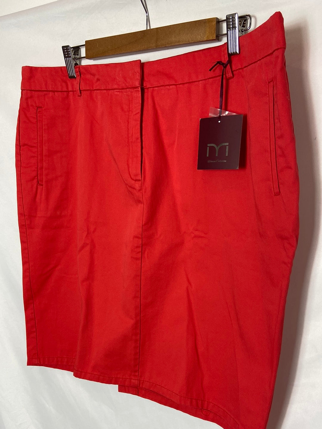 MILANO. Falda corta roja  T.48