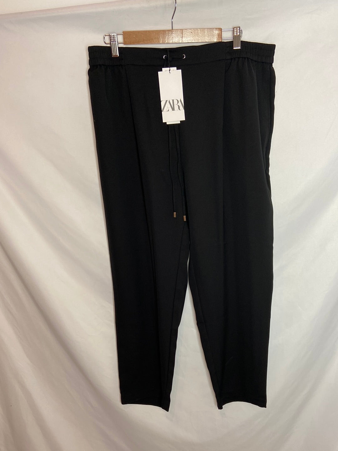 ZARA. Pantalón fluido negro T. XXL