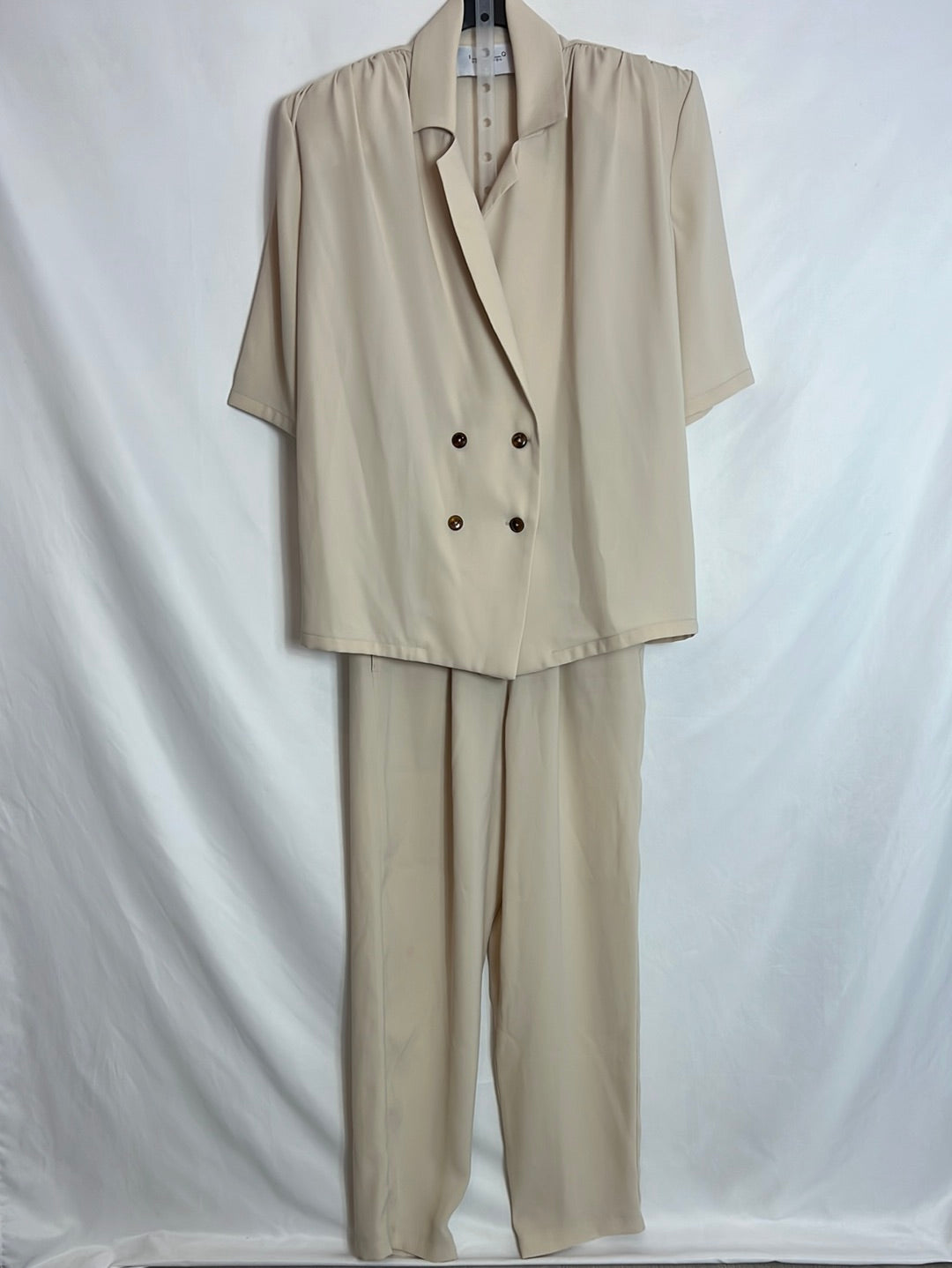 IQ. Total look: blazer and beige flowing trousers. TS/M (tare)