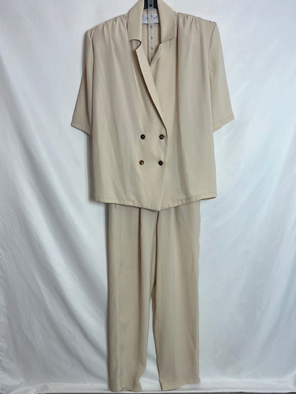 IQ. Total look: blazer and beige flowing trousers. TS/M (tare)