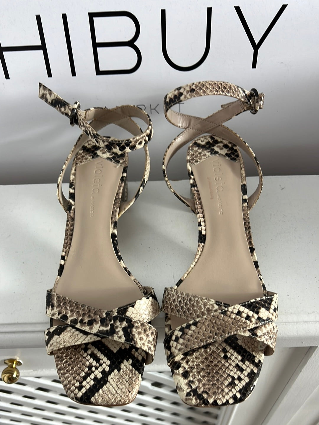 MANGO. Sandalias tacón bajo animal print. T 40