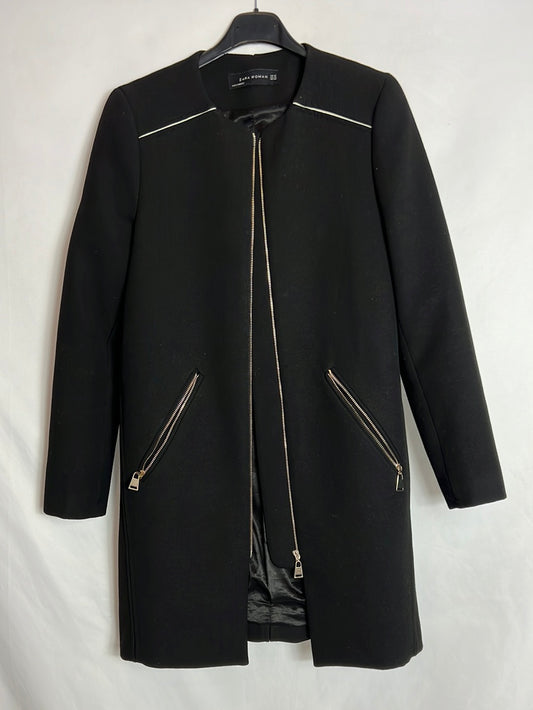 ZARA. Abrigo negro fino cremallera dorada. T XS