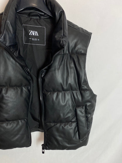 ZARA. Chaleco polipiel negro. T.M