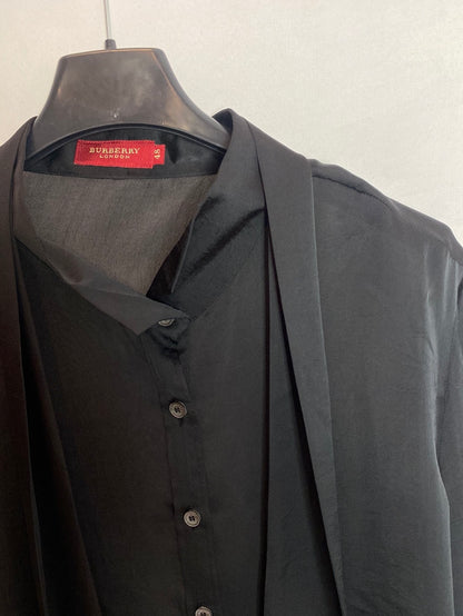 BURBERRY. Black bow shirt. T.48
