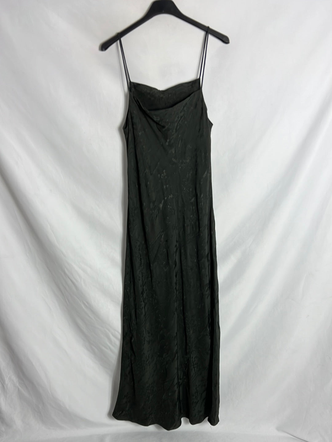 ZARA. Vestido largo verde oscuro satinado. T S