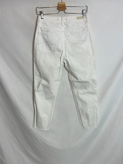 ABERCROMBIE & FITCH. Pantalón vaquero blanco bordados. T 27 (36)