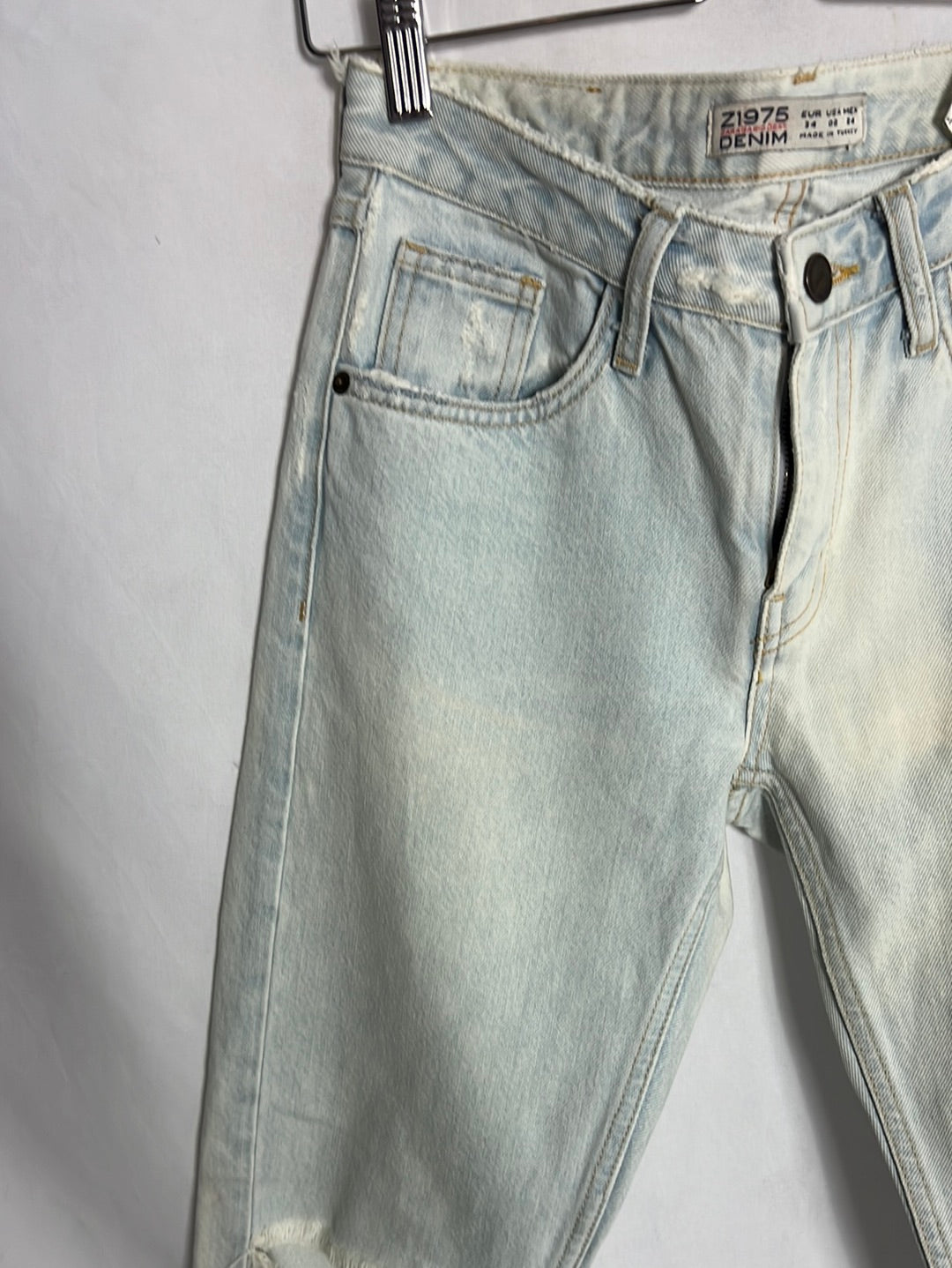 ZARA. Pantalón vaquero claro rotos. T 34