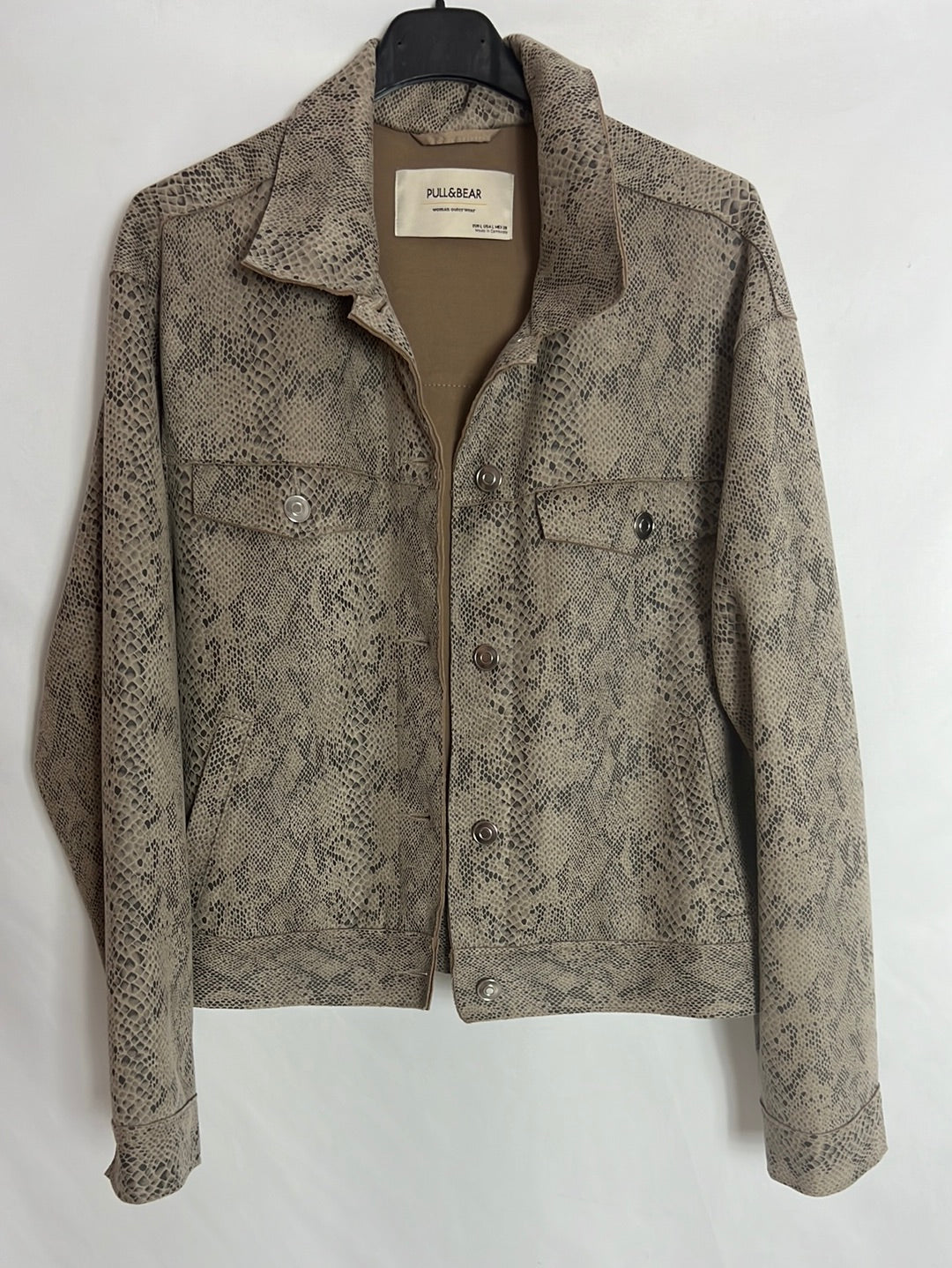 PULL&BEAR. Chaqueta textura animal print. T L