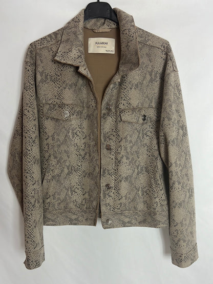 PULL&BEAR. Chaqueta textura animal print. T L