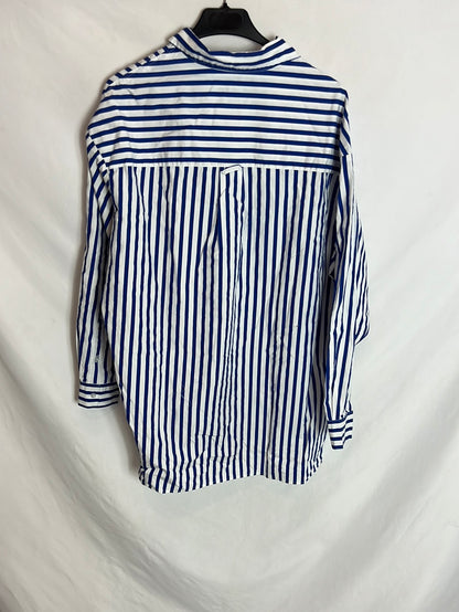 BERSHKA. Camisa oversized botones. T.S