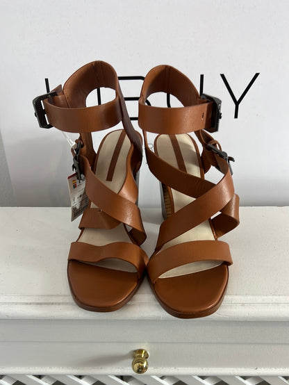 ZARA. Sandalia piel hebillas T.38