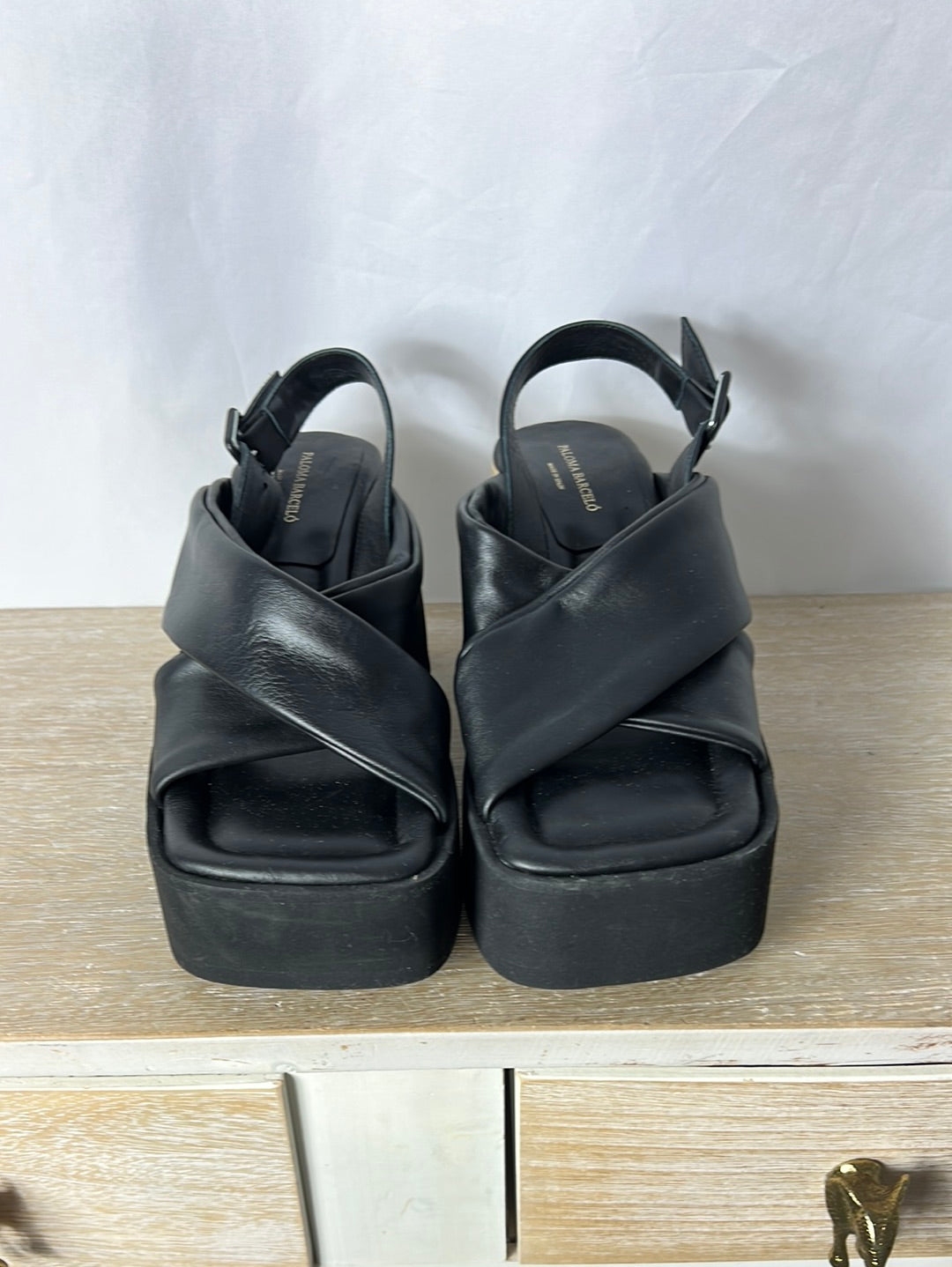 PALOMA BARCELÓ. Plataformas tira cruzada negra. T 39