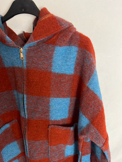 NEW COLLECTION. Chaqueta cuadros oversized asimétrica. T.U