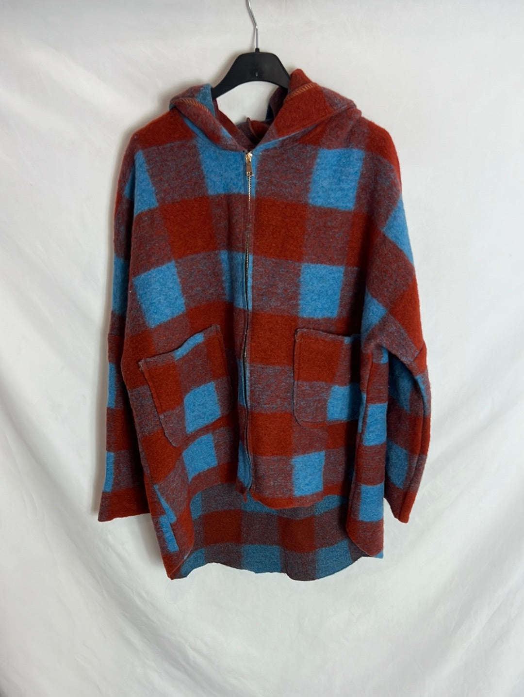 NEW COLLECTION. Chaqueta cuadros oversized asimétrica. T.U