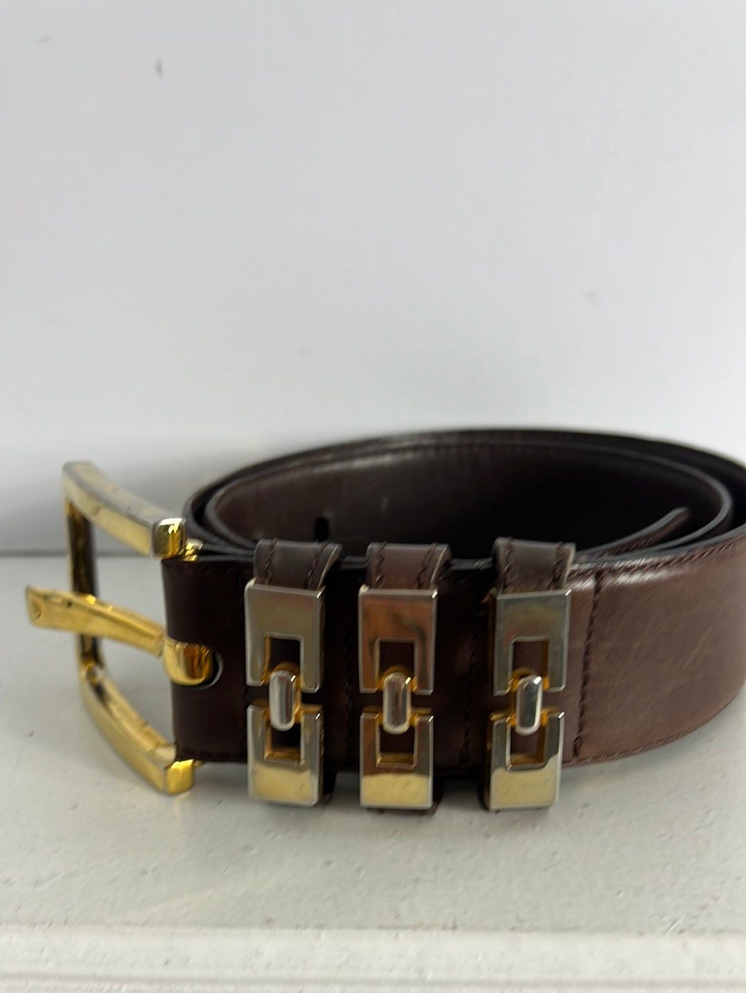 ROBERTO BELLIDO. Leather belt with gold buckle. Size 75
