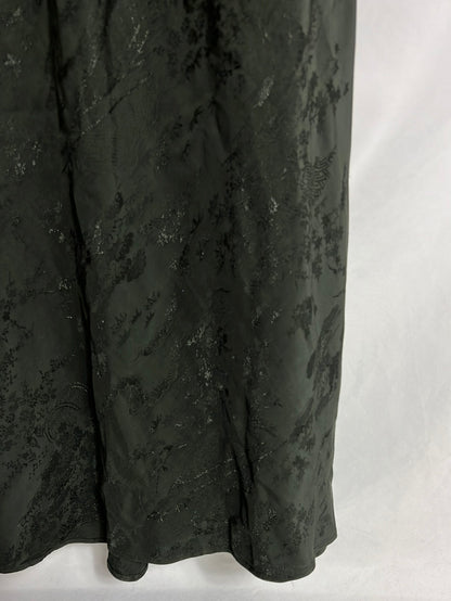 ZARA. Vestido largo verde oscuro satinado. T S