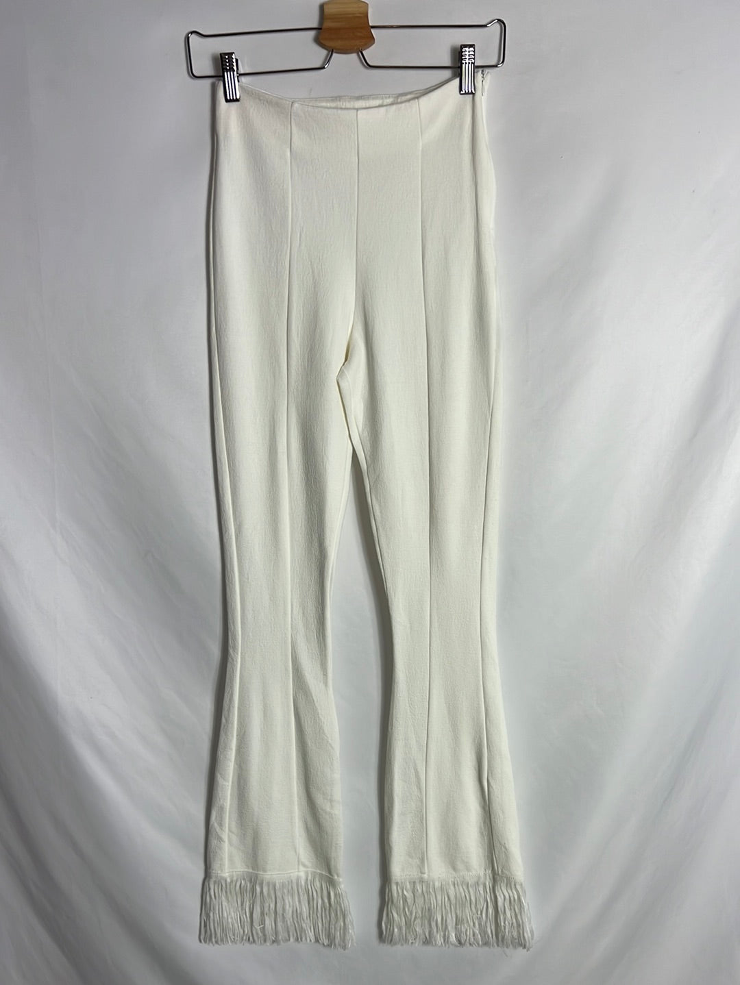ZARA. Pantalón textura blanco flecos. T S