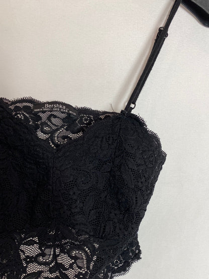 BERSHKA. Croptop lencero negro. T.S